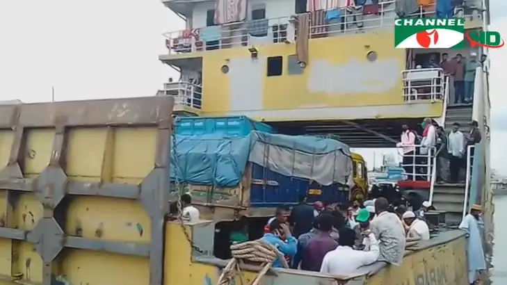 বহু মানুষ সমুদ্রপথে যাত্রা করছে, ট্রাক ও ফেরি পার হচ্ছেন।. Channel i News - চ্যানেল আই নিউজ