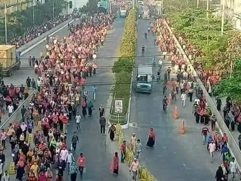 জনসমাগমের দৃশ্য, মানুষজন রাস্তার দুই পাশে দাঁড়িয়ে. Channel i News - চ্যানেল আই নিউজ