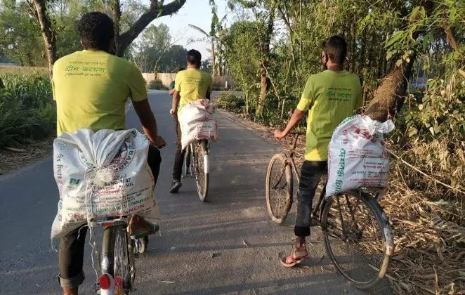 গ্রীন ভয়েসের তরুণরা বিভিন্ন জেলায় ত্রাণ ও হ্যান্ডস্যানিটাইজার বিতরণ করছে. Channel i News - চ্যানেল আই নিউজ