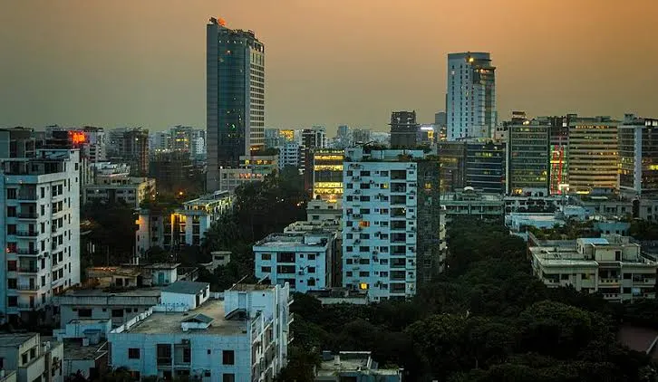 ঢাকার আকাশে সূর্যাস্তের সময় শহরের আধুনিক ভবনসমূহ. Channel i News - চ্যানেল আই নিউজ
