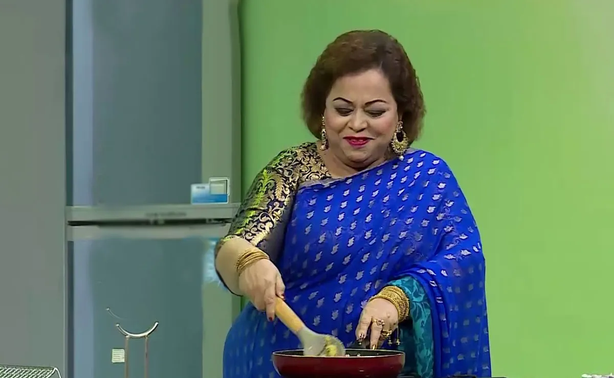 কেকা ফেরদৌসী ইফতার প্রস্তুত করছেন, বাংলার ঐতিহ্যবাহী পোশাকে. Channel i News - চ্যানেল আই নিউজ
