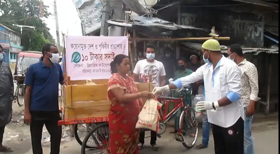 করোনাভাইরাস মহামারীর সময় ১০ টাকার সদাই দোকানে স্বাস্থ্য সুরক্ষা নিয়ম মানা হচ্ছে. Channel i News - চ্যানেল আই নিউজ