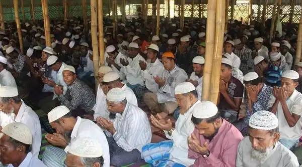 মুসল্লিরা নামাজের জন্য একত্রিত, ধর্মীয় আচার সম্পন্ন করছে. Channel i News - চ্যানেল আই নিউজ