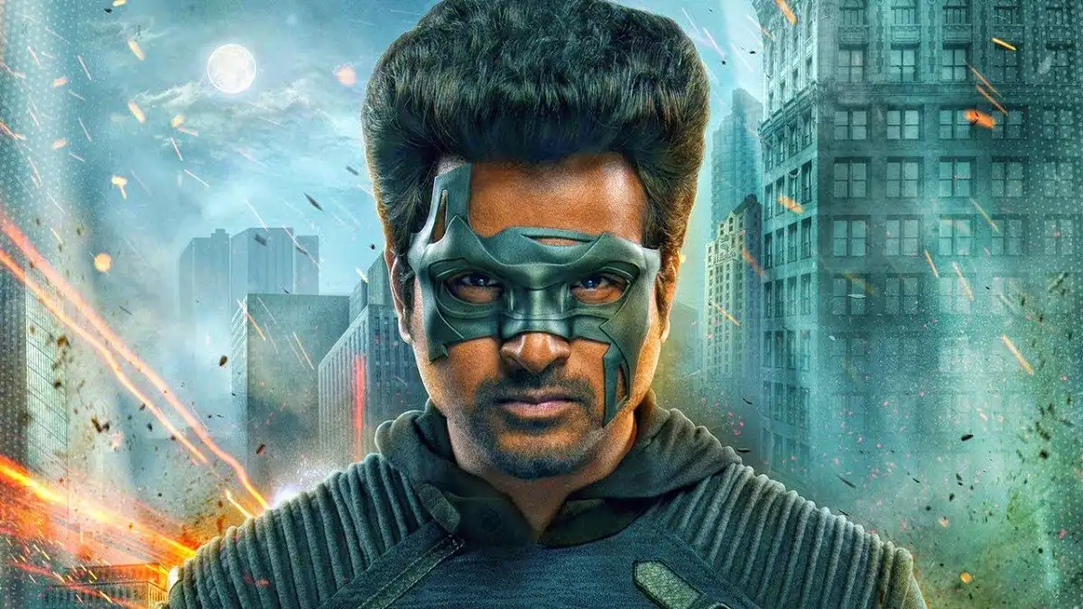 অ্যাডাম্যানের চরিত্রে এক অ্যাকশন দৃশ্য, শহরের পটভূমিতে।. Channel i News - চ্যানেল আই নিউজ