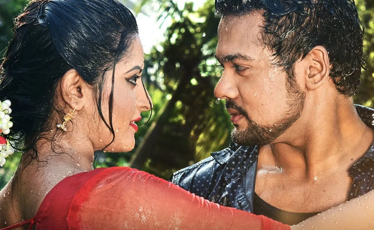 প্রেমের দৃশ্যে দুইজন যুবক-যুবতীর চোখে চোখে প্রেমের প্রকাশ. Channel i News - চ্যানেল আই নিউজ