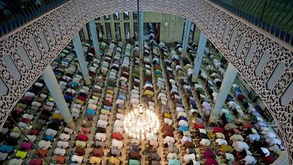 বাংলাদেশের মসজিদে মুসল্লিরা তারাবিহ নামাজে অংশগ্রহণ করছে।. Channel i News - চ্যানেল আই নিউজ