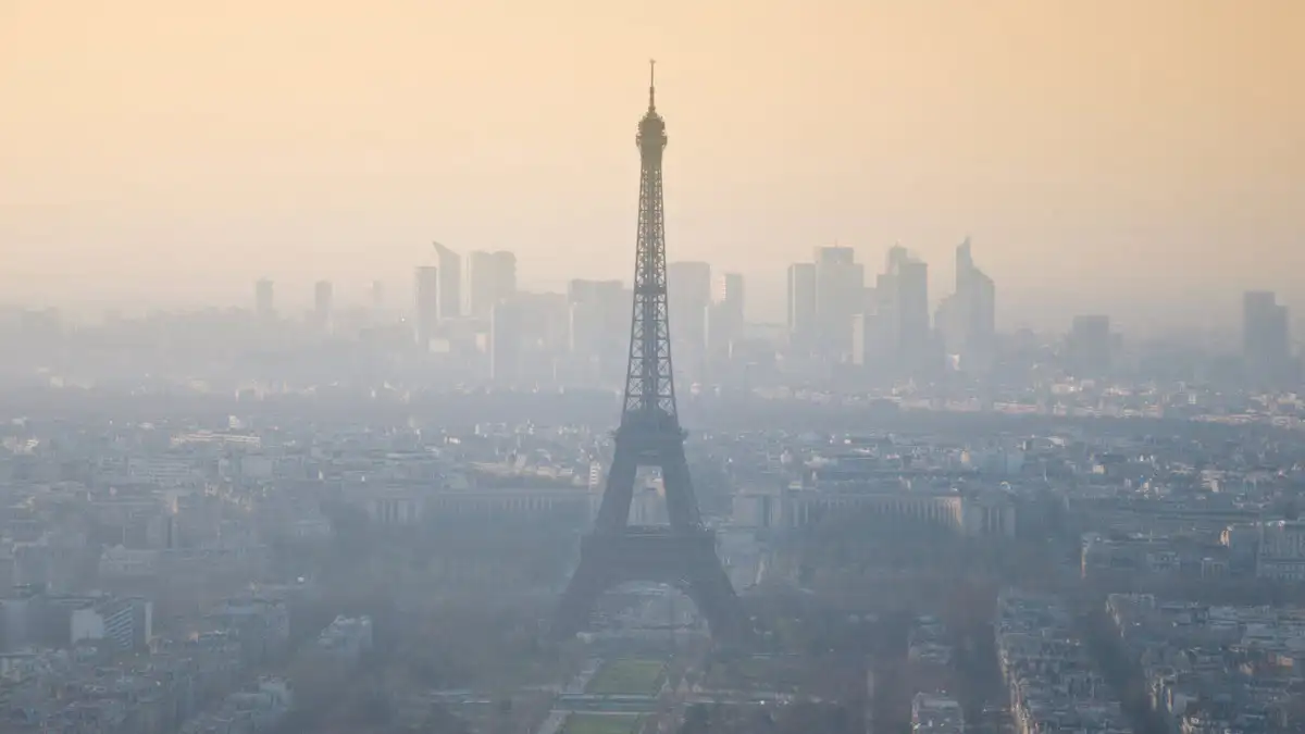 প্যারিসে দূষণের কারণে আকাশ ধূসর, Eiffel টাওয়ার দেখা যাচ্ছে. Channel i News - চ্যানেল আই নিউজ