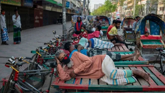 দুর্যোগে ক্ষতিগ্রস্ত মানুষজন রাস্তায় শুয়ে আছে, চট্টগ্রাম, বাংলাদেশ।. Channel i News - চ্যানেল আই নিউজ