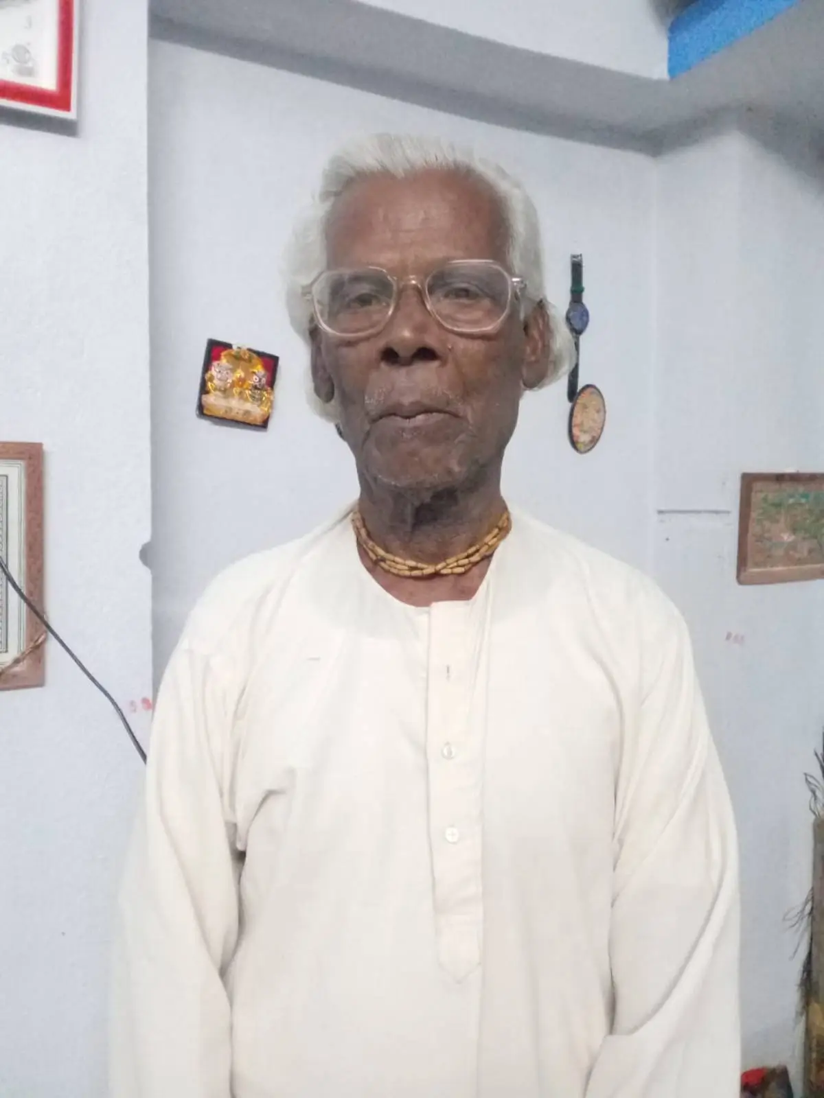 বয়স্ক ব্যক্তি, সাদা পাঞ্জাবি, চশমা পরা, অভ্যন্তরীণ পরিবেশে. Channel i News - চ্যানেল আই নিউজ