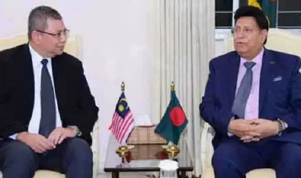 বাংলাদেশ ও মালয়েশিয়ার প্রতিনিধিদের বৈঠক, দুই দেশের পতাকা পাশে. Channel i News - চ্যানেল আই নিউজ
