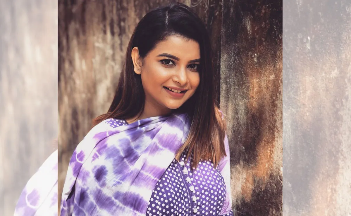 শবনম ফারিয়া হাসিমুখে পটভূমির পাশে দাঁড়িয়ে. Channel i News - চ্যানেল আই নিউজ