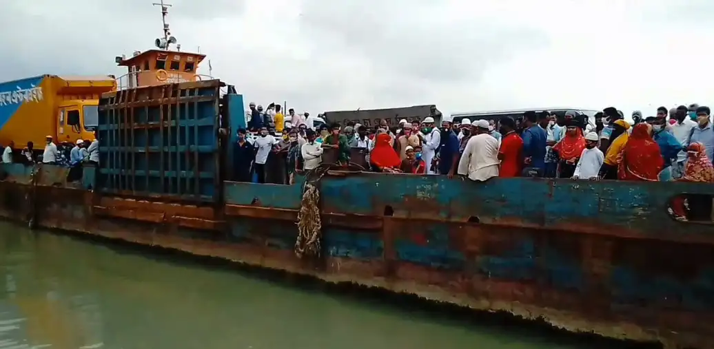 শিমুলিয়া নৌরুটে সীমিত পরিসরে ফেরি চলাচল, হাজারো যাত্রী পারাপার. Channel i News - চ্যানেল আই নিউজ