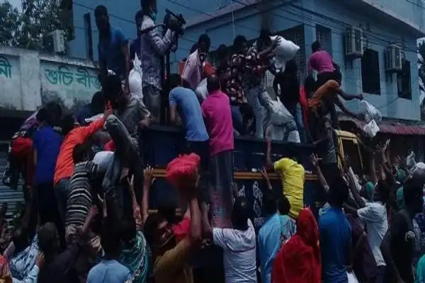 জনসমাগমে ভিড়, মানুষজন ট্রাকের ওপর উঠছে. Channel i News - চ্যানেল আই নিউজ