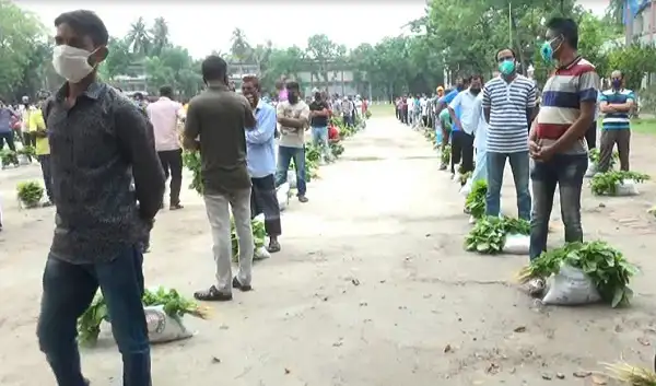 খুলনায় কর্মহীনদের জন্য খাদ্য বিতরণে মানুষজনের ভিড়. Channel i News - চ্যানেল আই নিউজ