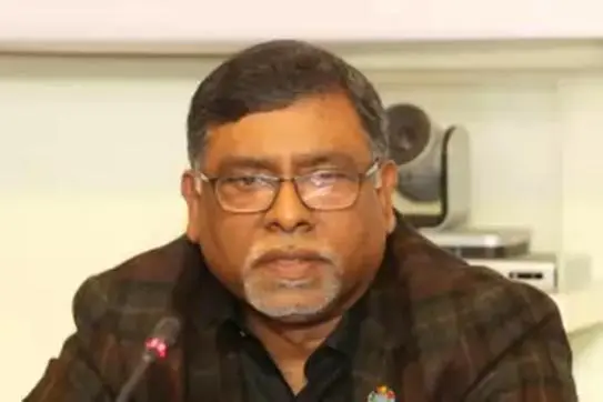 বাংলাদেশের একজন সরকারি কর্মকর্তা, পেশাদারী মুখাবয়ব, অফিস পরিবেশে. Channel i News - চ্যানেল আই নিউজ