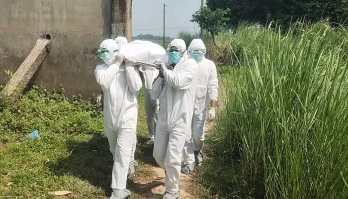 স্বাস্থ্যকর্মীরা PPE পরিধান করে করোনায় মৃতের দাফন করছেন. Channel i News - চ্যানেল আই নিউজ