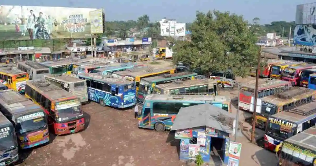 বিভিন্ন রঙের বাসের ভিড়, বাংলাদেশের বাস স্ট্যান্ডের ছবি. Channel i News - চ্যানেল আই নিউজ
