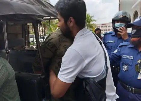পুত্রের সঙ্গে সাক্ষাতের জন্য সাংবাদিকের বাবা-ছেলে আলিঙ্গন করছে. Channel i News - চ্যানেল আই নিউজ