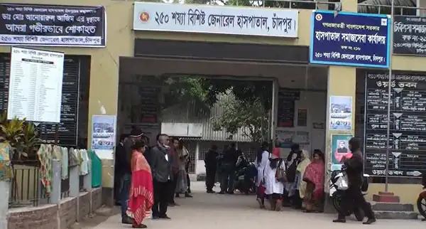 চাঁদপুরে করোনার উপসর্গ নিয়ে গৃহবধূর মৃত্যুর খবরের জন্য হাসপাতালে ভিড়।. Channel i News - চ্যানেল আই নিউজ