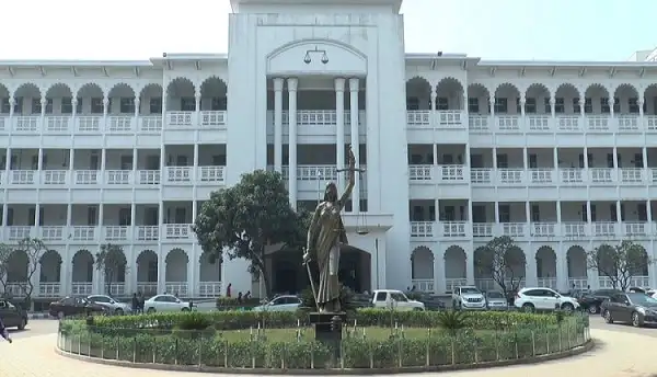 ঢাকা মহানগর হাকিম আদালত ভবনের সামনে প্রতীকী স্থাপনা ও গাড়ি পার্কিং. Channel i News - চ্যানেল আই নিউজ