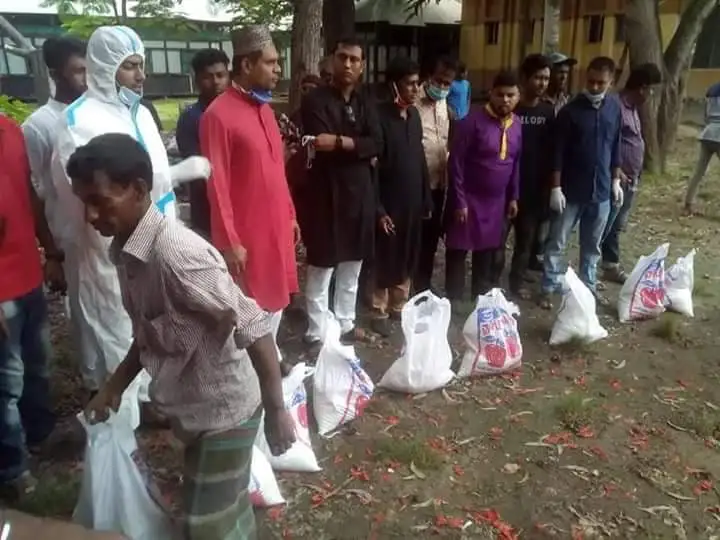 কচুয়ায় খাদ্য সামগ্রী ও বস্ত্র বিতরণ করলেন ড. সেলিম মাহমুদ