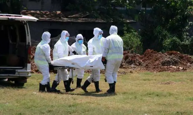 স্বাস্থ্যকর্মীরা PPE পরিধান করে করোনায় মৃতের দাফন সম্পন্ন করছে. Channel i News - চ্যানেল আই নিউজ