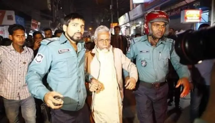 বিচারাধীন ব্যক্তিকে আদালত থেকে বের করে আনছেন পুলিশ সদস্যরা. Channel i News - চ্যানেল আই নিউজ