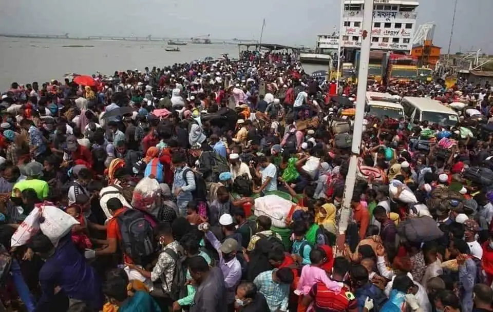 ফেরীসহ সকল নৌযান চলাচল বন্ধ সত্ত্বেও যাত্রীদের উপচে পড়া ভীড়