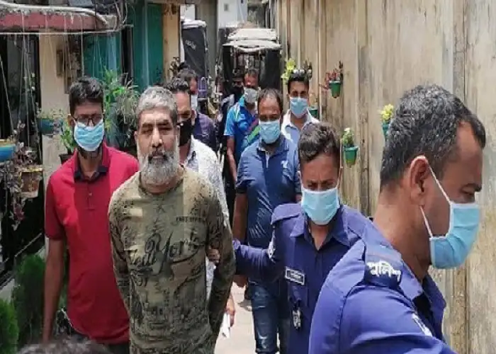 জনতা ও পুলিশ সদস্যরা নিরাপত্তা চেকের জন্য একসঙ্গে হাঁটছেন. Channel i News - চ্যানেল আই নিউজ
