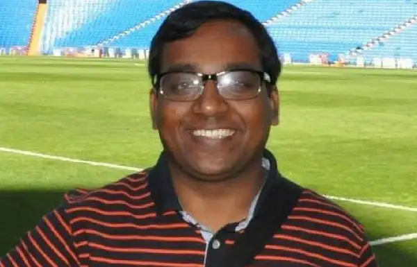 বাংলাদেশি ব্যক্তি ফুটবল স্টেডিয়ামে হাসিমুখে ছবি তুলছেন. Channel i News - চ্যানেল আই নিউজ