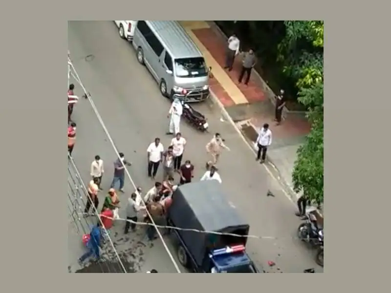 রাজধানীতে দুই মোটরসাইকেলের মুখোমুখি সংঘর্ষের ছবি. Channel i News - চ্যানেল আই নিউজ