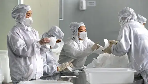 নার্সরা PPE পরিধান করে করোনা টিকা প্রস্তুত করছে. Channel i News - চ্যানেল আই নিউজ