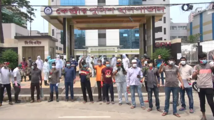 পুলিশ সদস্যরা হাসপাতাল থেকে ছাড়পত্র নিয়ে বের হচ্ছেন. Channel i News - চ্যানেল আই নিউজ