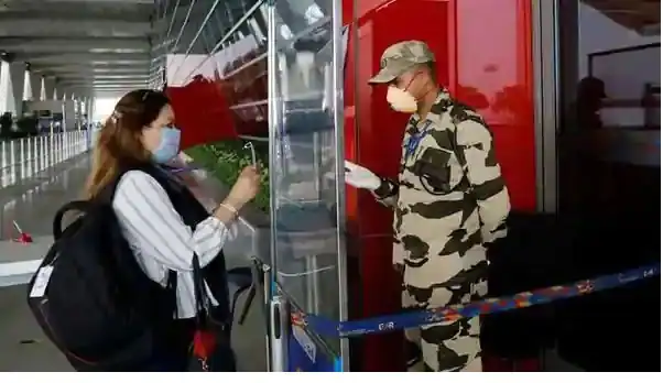 বিমানবন্দরে যাত্রী ও নিরাপত্তা কর্মীর মধ্যে নিরাপত্তা পরীক্ষা. Channel i News - চ্যানেল আই নিউজ