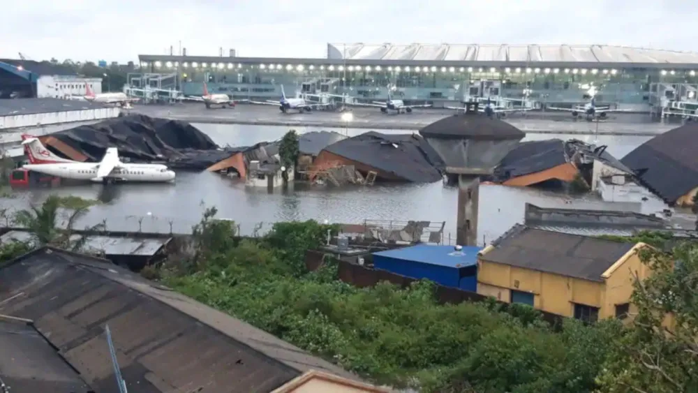 আম্পান: ডুবে গেছে কলকাতার বিমানবন্দর, বিধ্বস্ত পশ্চিমবঙ্গ