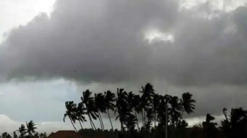 ঘূর্ণিঝড়ের আগাম সতর্কতা, কালো মেঘ ও ঝড়ের লক্ষণ দেখা যাচ্ছে. Channel i News - চ্যানেল আই নিউজ