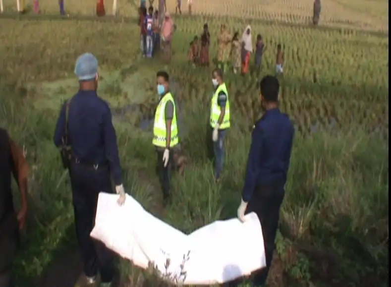 মহাসড়েকের পাশের জলাশয় থেকে অজ্ঞাত ব্যক্তির লাশ উদ্ধার, পুলিশ ও স্থানীয়রা উপস্থিত. Channel i News - চ্যানেল আই নিউজ