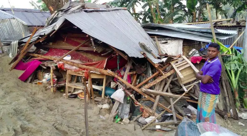 ধ্বংসপ্রাপ্ত ঘর ও ক্ষতিগ্রস্ত পরিবার, ট্রাক চাপায় নিহত মা-মেয়ে. Channel i News - চ্যানেল আই নিউজ