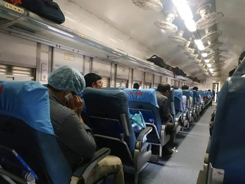 করোনাভাইরাস: স্বাস্থ্যবিধি মেনে চলাচল করছে ট্রেন