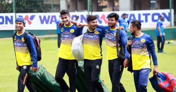 বাংলাদেশ ক্রিকেট দলের খেলোয়াড়রা প্রাক-প্রতিযোগিতা প্রস্তুতিতে হাসিমুখে একসাথে হাঁটছেন. Channel i News - চ্যানেল আই নিউজ