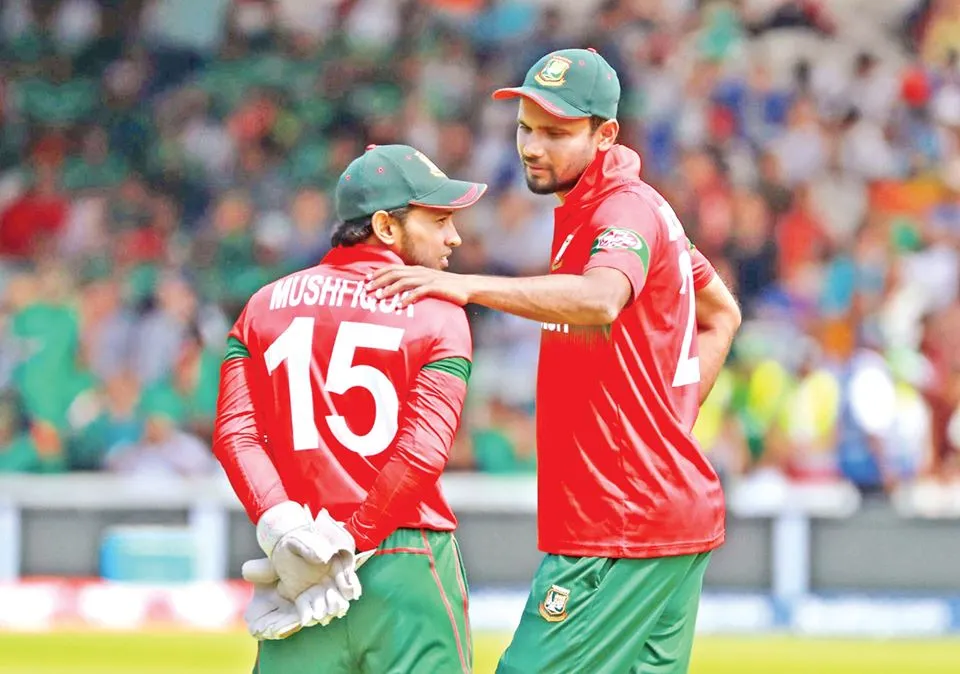 বাংলাদেশ ক্রিকেটাররা মাঠে একসাথে, মাশরাফী ও সাকিব আল হাসান. Channel i News - চ্যানেল আই নিউজ