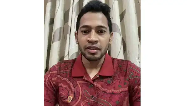 বাংলাদেশি যুবক ক্যামেরার সামনে দাঁড়িয়ে ছবি তুলছেন।. Channel i News - চ্যানেল আই নিউজ