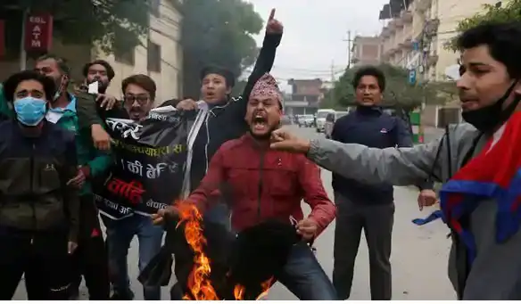 প্রদর্শনীতে অংশ নেওয়া মানুষজন, একজনের হাতে আগুন, প্রতিবাদ ও সমর্থনের ছবি. Channel i News - চ্যানেল আই নিউজ