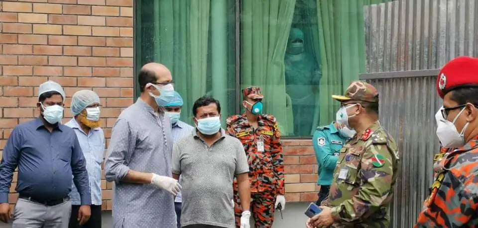 সরকারি কর্মকর্তাদের সঙ্গে জরুরি পরিস্থিতি পরিদর্শনরত সেনা ও পুলিশ সদস্যরা. Channel i News - চ্যানেল আই নিউজ