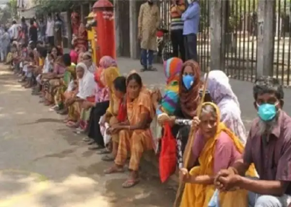 বাংলাদেশে করোনাভাইরাসের কারণে লম্বা লাইনে মানুষ, সামাজিক দূরত্ব বজায় রাখার চেষ্টা. Channel i News - চ্যানেল আই নিউজ