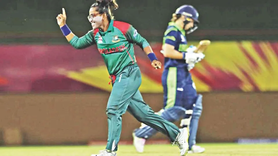 বাংলাদেশ নারী ক্রিকেটার রুমানা উল্লাসে উদযাপন করছেন. Channel i News - চ্যানেল আই নিউজ