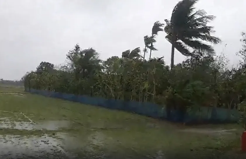 আম্পান: ২৪ লক্ষ মানুষকে আশ্রয় কেন্দ্রে নেয়া হয়েছে