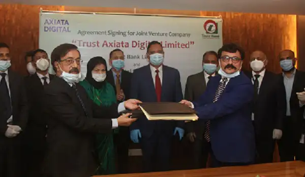 চুক্তি স্বাক্ষর অনুষ্ঠানে কর্মকর্তারা হাতে হাত মিলাচ্ছেন।. Channel i News - চ্যানেল আই নিউজ