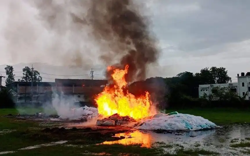 নৌ পুলিশ কারেন্ট জাল ধ্বংসের জন্য আগুনে পুড়িয়ে ফেলছে. Channel i News - চ্যানেল আই নিউজ