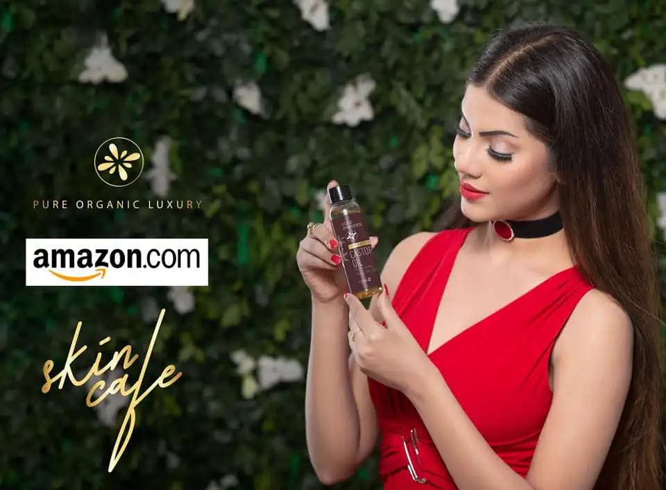 বাংলাদেশি নারীর হাতে অর্গানিক স্কিন ক্যাফের পণ্য দেখানো হচ্ছে. Channel i News - চ্যানেল আই নিউজ